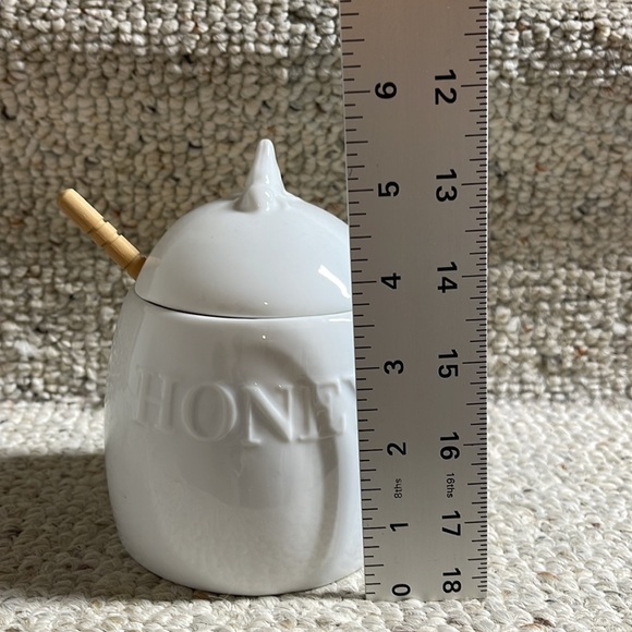 White Ceramic honey pot with lid and wooden beehive honeycomb dipper bee figure - Picture 5 of 6